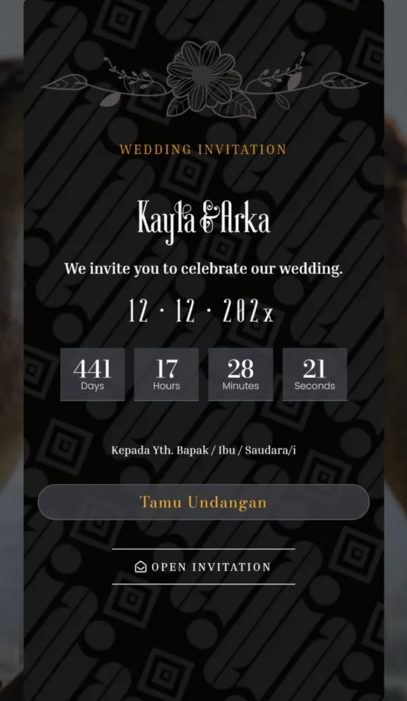 Preview undangan digital adat Jawa Batik Sogan: motif batik dan bunga di latar gelap